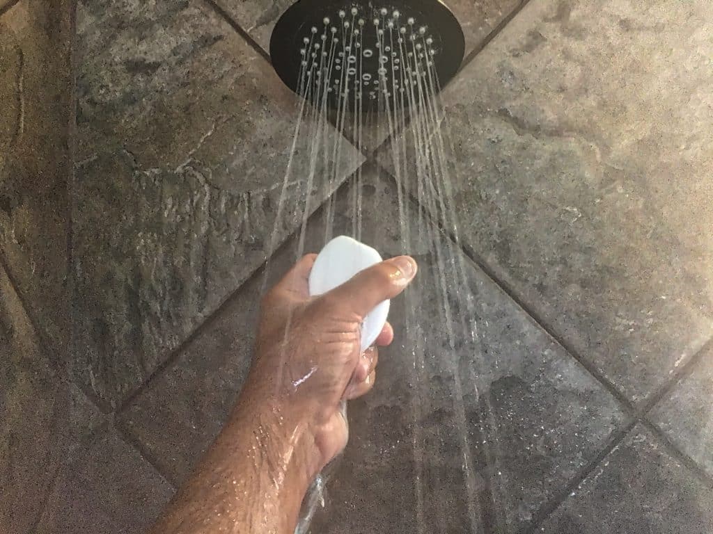 Trouver la bonne quantité d’eau pour une douche.